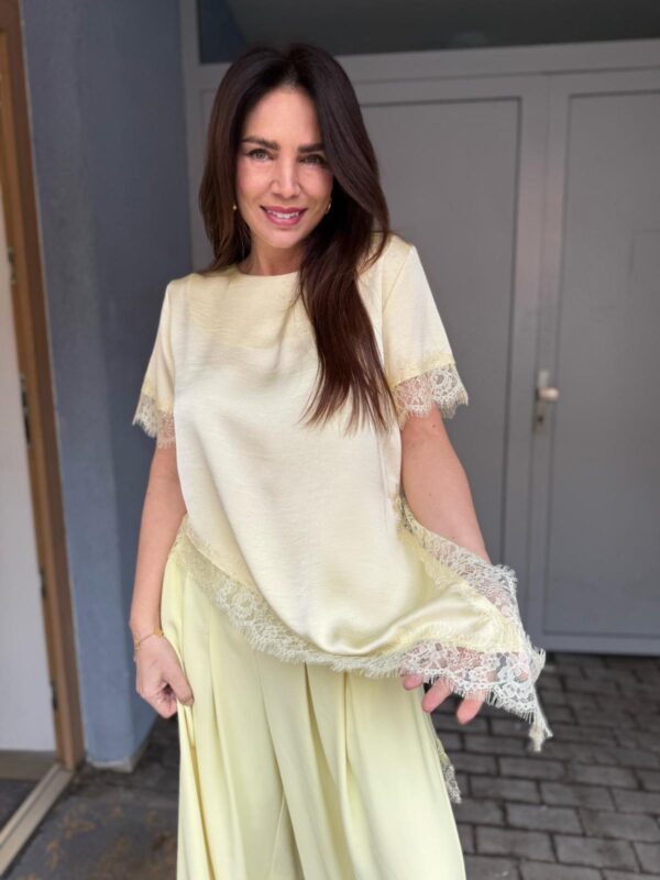 Saténový top s jemnou čipkou